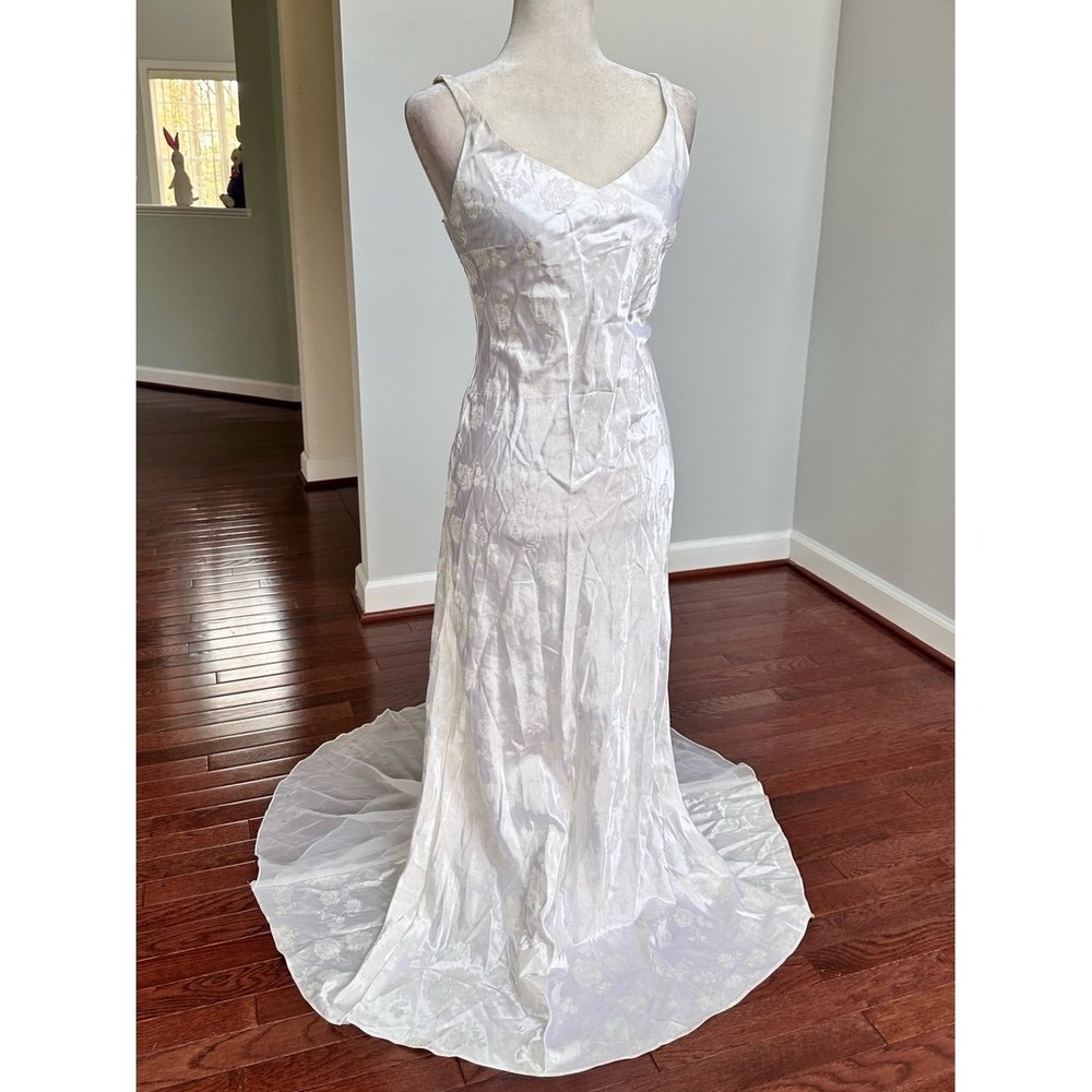 ZUM ZUM by Niki Livas White Embossed Romantic Floral Rose Plunge Gown Dress - Picture 3 of 12